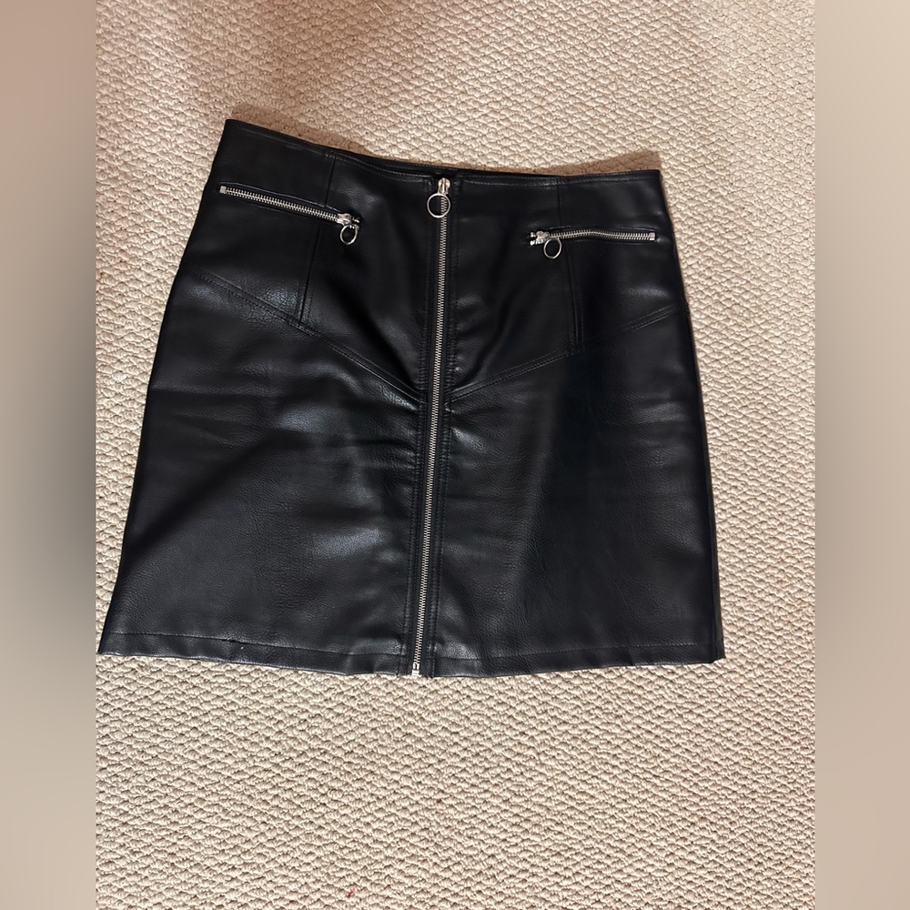 Black front zip up vegan leather skirt
